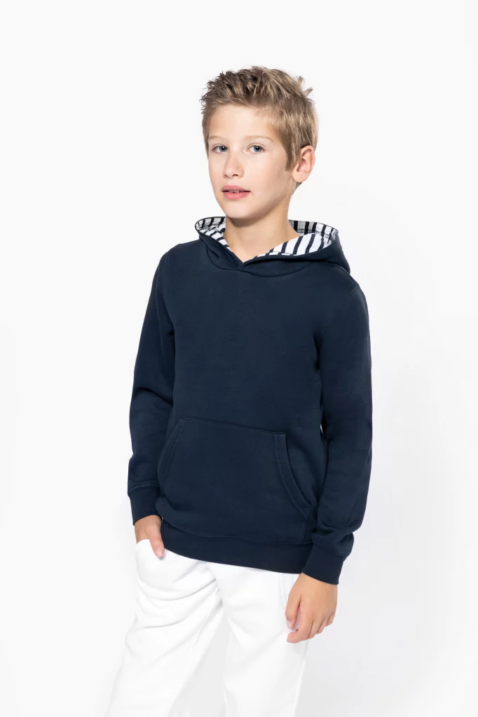 k4014 - unisex kinderhoodie met contrasterende capuchon met motief -